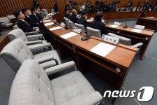 청문회에 불출석한 증인들의 빈자리