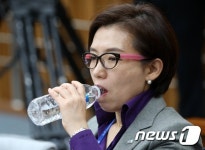 물 마시는 여명숙 위원장