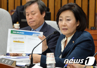 정윤회 문건 들어보이며 김기춘 전 비서실장에게 질의하는 박영선