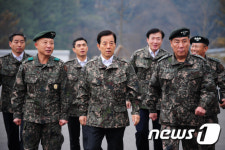 제3야전군사령부 대비태세 점검하는 한민구 장관
