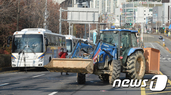 광화문 경찰과 농성자 간 충돌, 트랙터 견인 시도로 갈등 격화