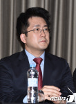 박재홍 아나운서, 날카로운 눈빛