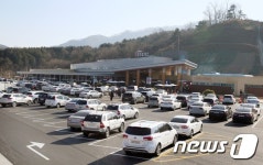 제2영동고속도로 하행선 광주휴게소 찾은 차량들
