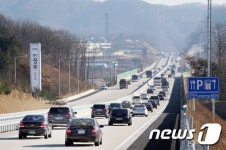 제2영동고속도로를 달리는 차량들