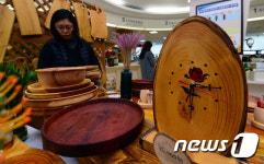 구청 민원실에 마련된 폐목 재활용 목공예품 판매행사