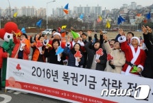 종이비행기 날리며