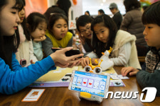 로봇과 즐거운 놀이로 배우는 코딩