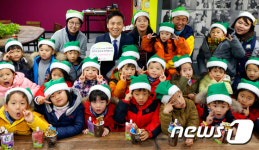 산타모자쓰고 성금 전달하러 왔어요