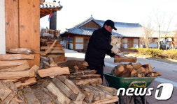 강추위에 온돌방 장작 듬뿍