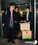 박스 들고 김영재 의원 나서는 특검