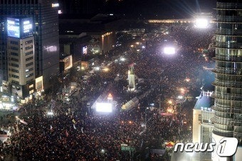 '60만 촛불시민' 총리공관·헌재 앞으로…