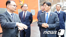 태양광 발전시설 설명듣는 조경규 장관