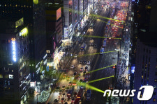 강남대로는 매일매일이 빛의 향연