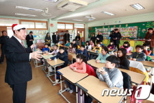 이희범 위원장, 평창초에 크리스마스 선물 전달