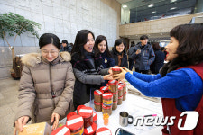 송년회 대신 열리는 사서들의 아름다운 기부 행사