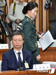자리에 착석하는 조여옥 전 청와대 의무실 간호장교
