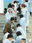 연탄배달하는 의용소방대원