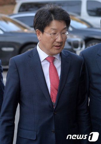 헌재 들어서는 권성동 법사위원장