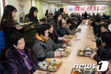 자양고 학생들, 어르신 모시고 경로잔치