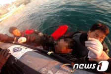 속초해경, 속초항 부두서 추락한 40대 남성 구조