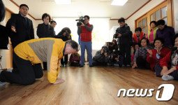 광주에서 큰절하는 문재인