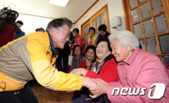 경로당 찾아 새해 인사하는 문재인