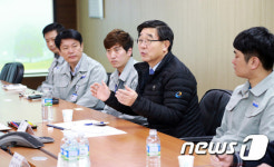 장시간근로 개선 사업장에서 간담회 하는 이기권 장관