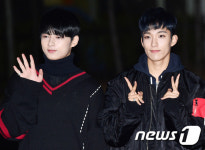 세븐틴 준-도겸, 주변 환하게 만드는 손인사~