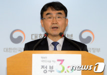 브리핑하는 박순철 부패척결추진단 부단장