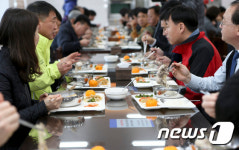 천안시, 구내식당 삼계탕 먹으며 AI 조기극복 의지 다져