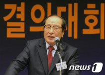 축사하는 신경식 회장