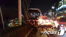 경산서 관광버스, 고속도로 가드레일 충돌…22명 중경상