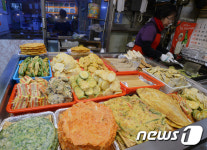 치솟는 물가...전 부치는 시장 상인