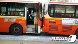 결빙 도로서 미끄러져 버스끼리 추돌…13명 경상