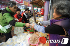 설 앞두고 장 보는 시민들