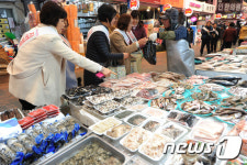 설 앞두고 장보는 달서구청 직원들