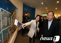 유엔평화기념관 찾은 반기문