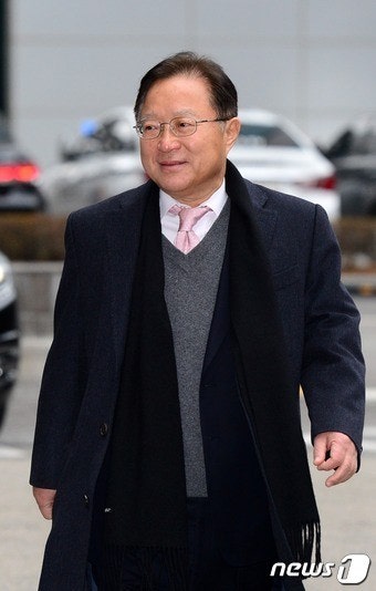 '대우조선 1억 수수' 송희영 前 주필 불구속 기소