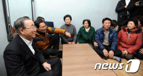 전남 한 마을회관 찾아 대화하는 반기문