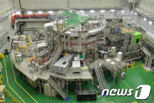 인공 태양 살펴보는 학생들