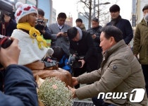 소녀상 찾은 부산 동구청장