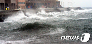 제주 해안으로 말려드는 파도