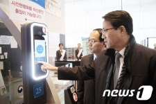 얼굴인식시스템 게이트 출입 시연하는 김성렬 차관