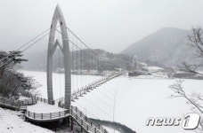 [풍경] 괴산 산막이 옛길 설경…한 폭의 산수화 