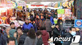 설 준비하려는 시민들 북적