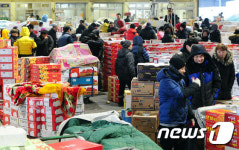 설 대목 앞두고 활기찬 청과물 공판장