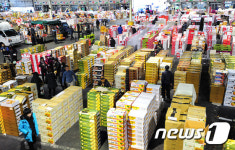 설 앞두고 과일 가득 쌓인 청과물 공판장