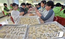만두를 빚으며 사랑을 나눠요
