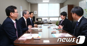 우리마포복지관 시설 설명듣는 임종룡 위원장