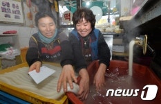 모락모락 가래떡 분주한 떡집